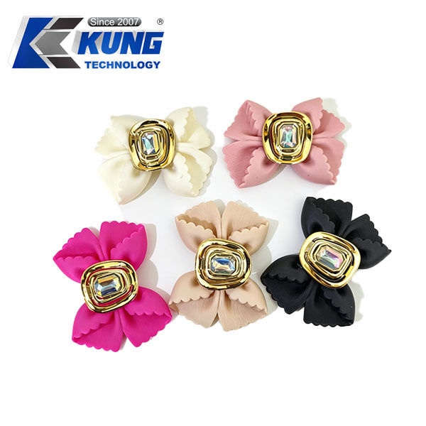 Heart Print Plastic Shoe Bow Ornament with Customized Colors and Durable Print for Fashion Footwear